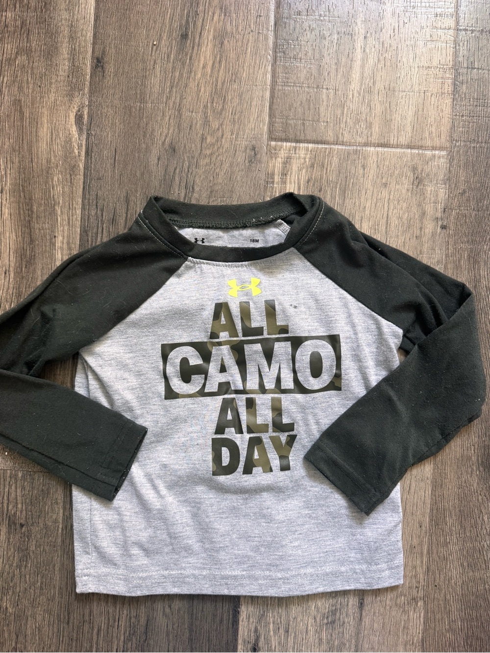 Under Armour Boys Gray & Black Long Sleeve Raglan 'All Camo All Day' Tee size 18